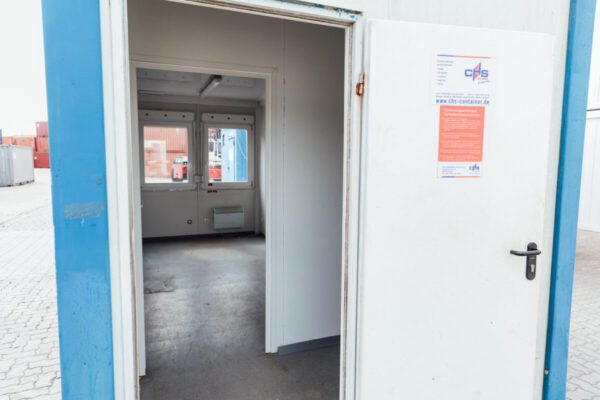 20ft-shipping-container-office-white-blue-used-open-door-inside-scaled-1-1200x800-1.jpg Gebrauchter 20-Fuß Bürocontainer