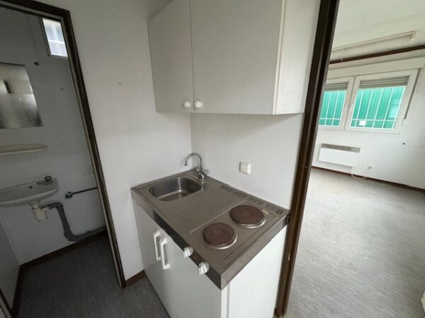 Gebrauchter Bürocontainer 8x3 m mit WC, Küchenzeile & Eingang